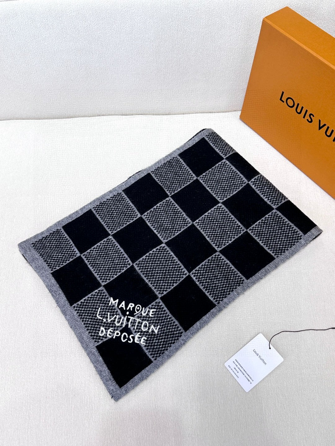 LOUIS VUITTON LV SCARF 180 CM IN CASHMERE 682079