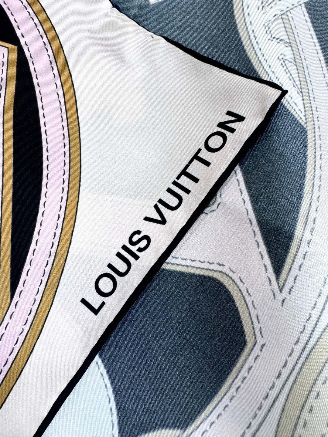LOUIS VUITTON LV SCARF 90 CM IN SILK 720000