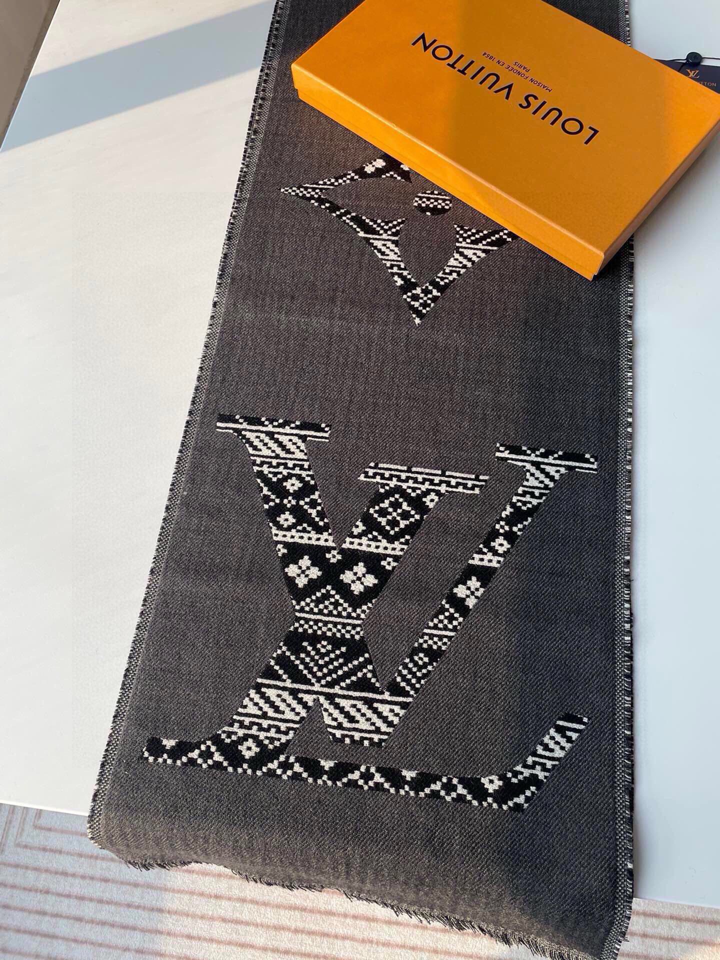 LOUIS VUITTON SCARF 200 CM IN MOUSE GRAY WOOL 390039