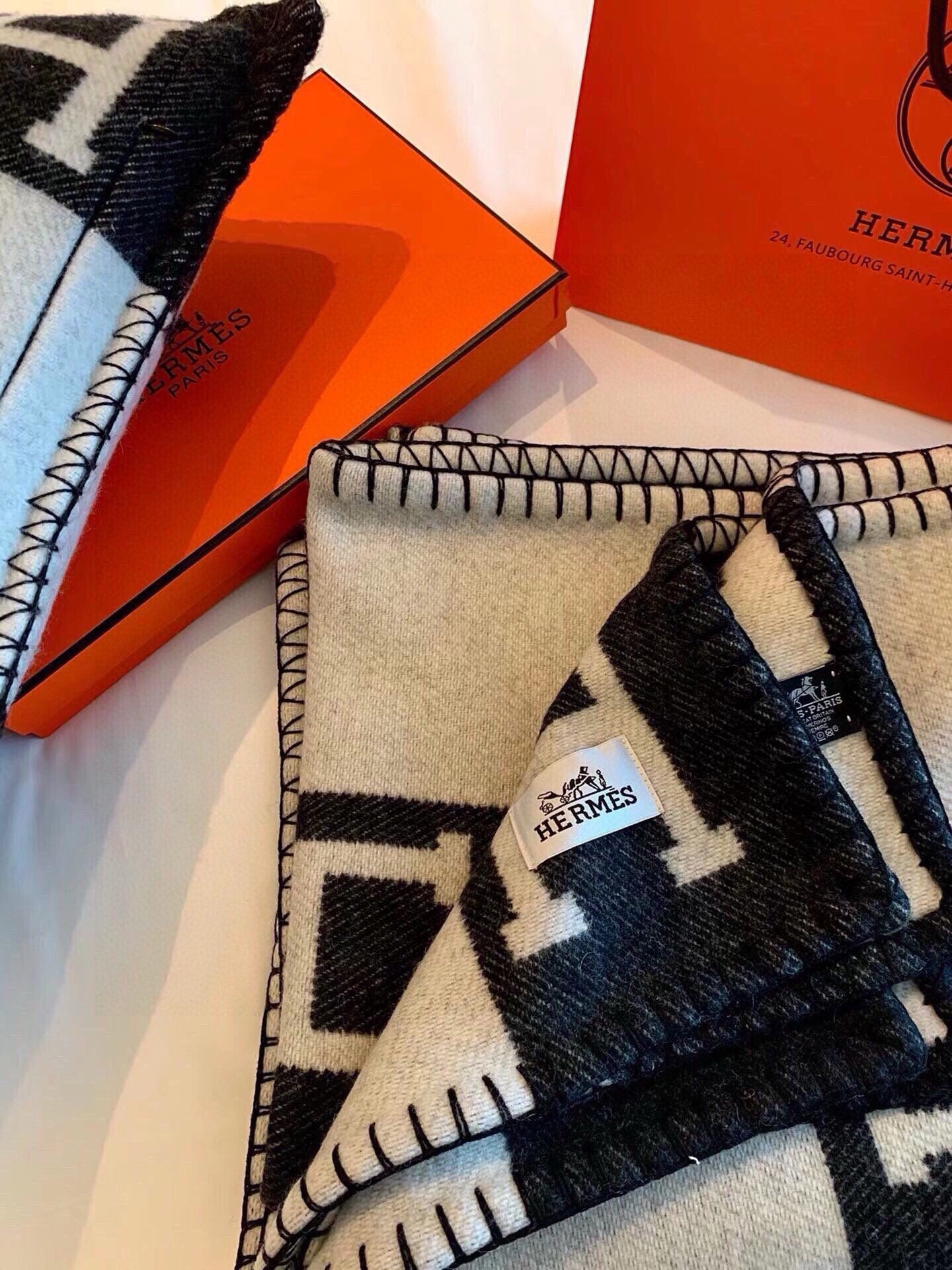 HERMES TIGRE BAYADERE BLANAVALON III THROW BLANKET IN BLACK CASERE 407142
