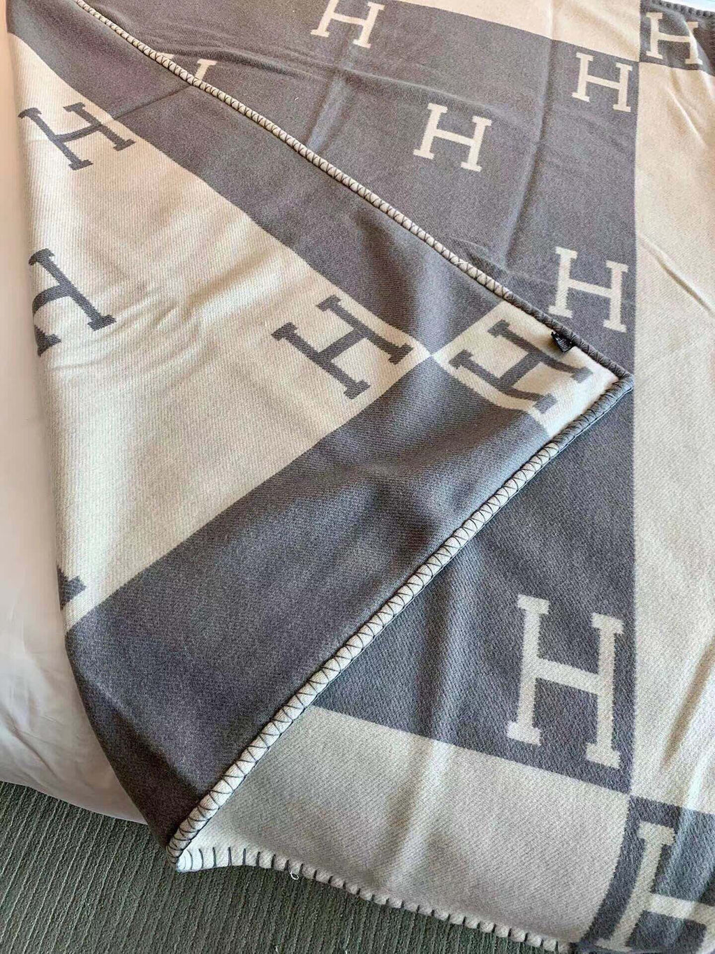 HERMES TIGRE BAYADERE BLANAVALON III THROW BLANKET IN LIGHT GRAY CASERE 407144