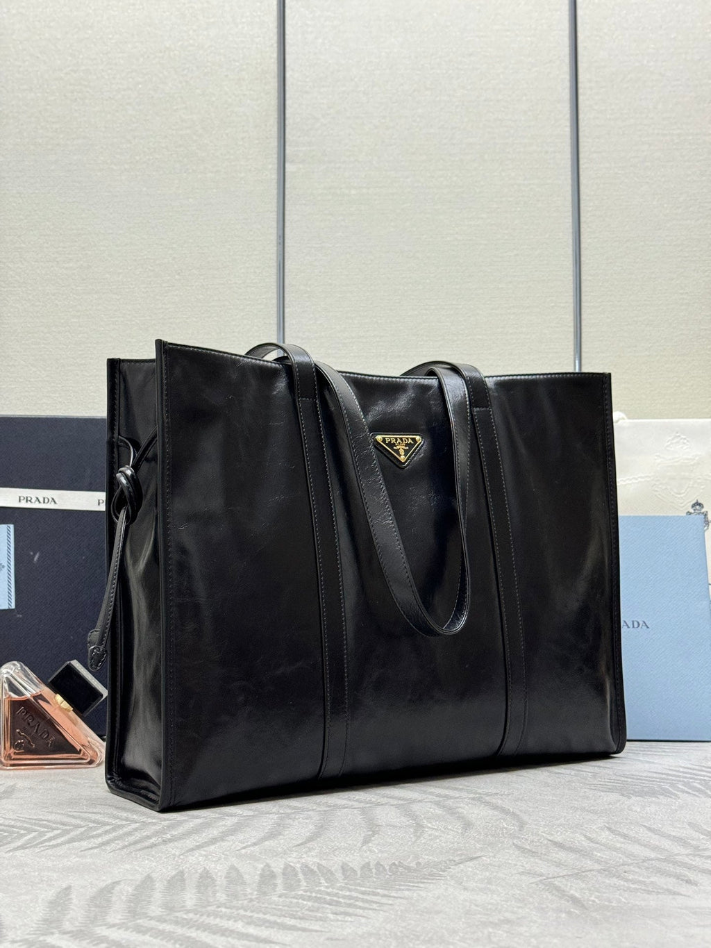 PRADA TOTE BAG 39 IN BLACK SMOOTH CALFSKIN