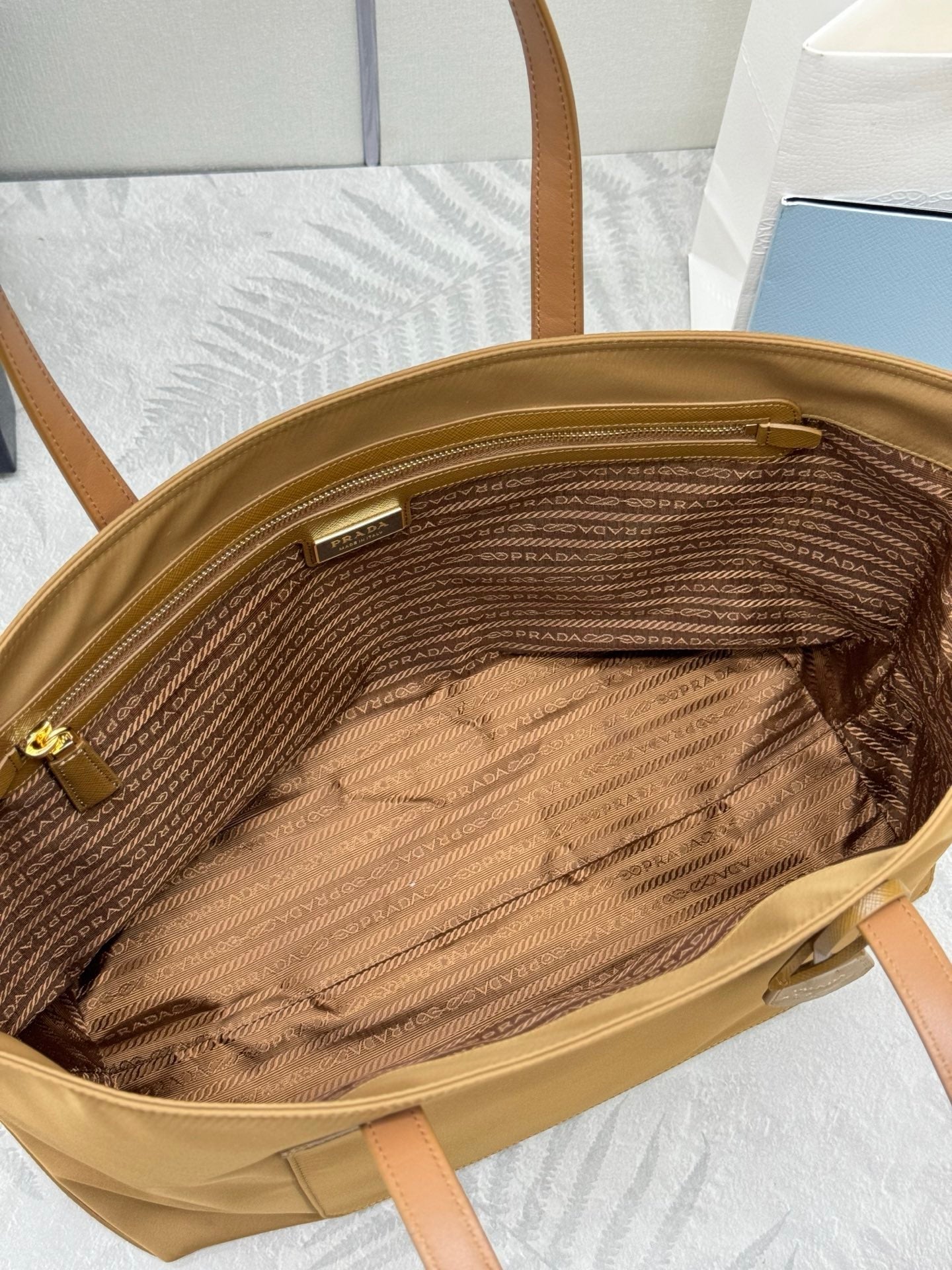 PRADA 25S RE-EDITION 1978 MEDIUM 35 IN RK CARAMEL NYLON AND SAFFIANO CALFSKIN