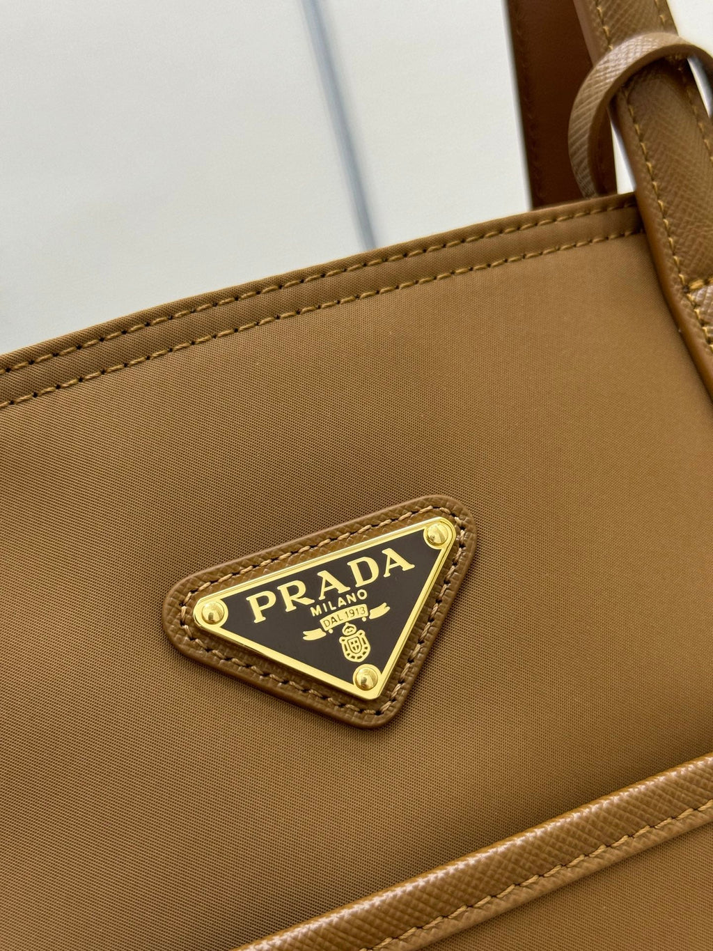 PRADA 25S RE-EDITION 1978 MEDIUM 35 IN RK CARAMEL NYLON AND SAFFIANO CALFSKIN