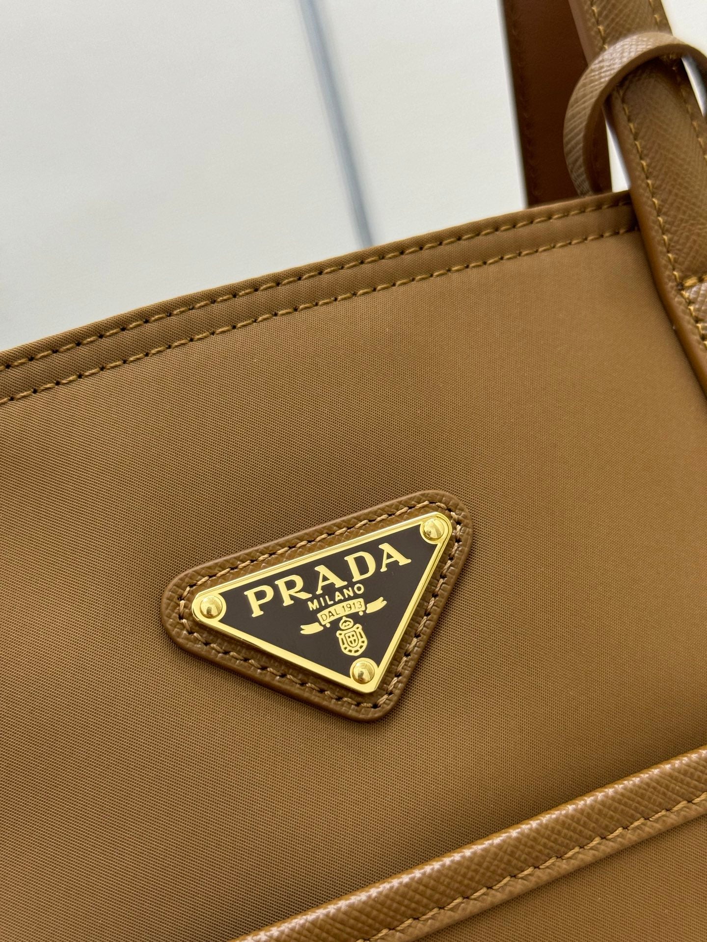 PRADA 25S RE-EDITION 1978 MEDIUM 35 IN RK CARAMEL NYLON AND SAFFIANO CALFSKIN