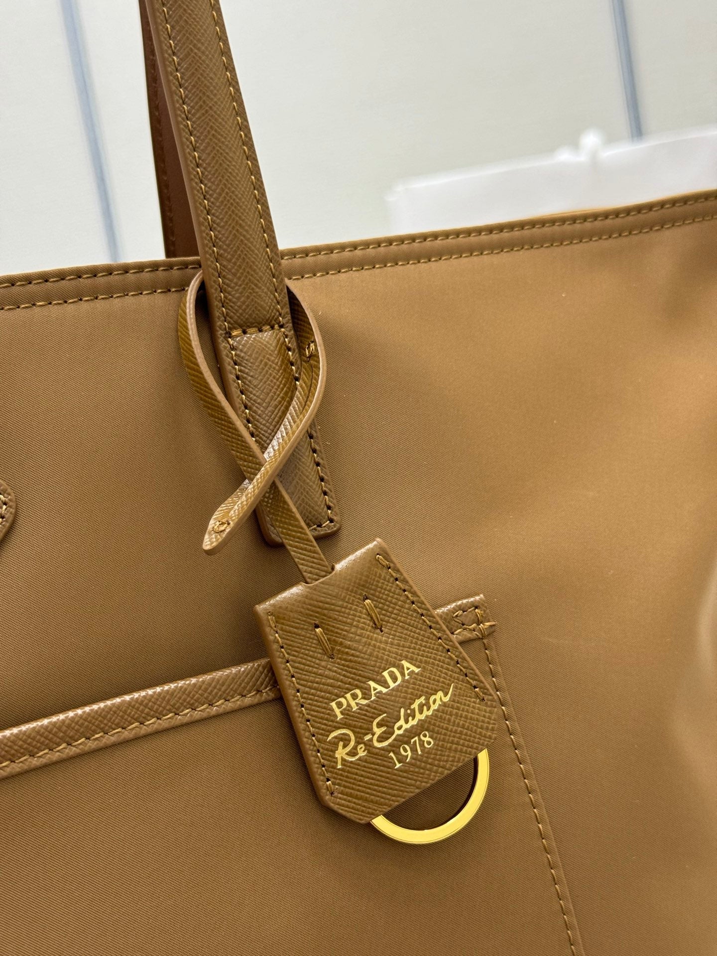 PRADA 25S RE-EDITION 1978 MEDIUM 35 IN RK CARAMEL NYLON AND SAFFIANO CALFSKIN