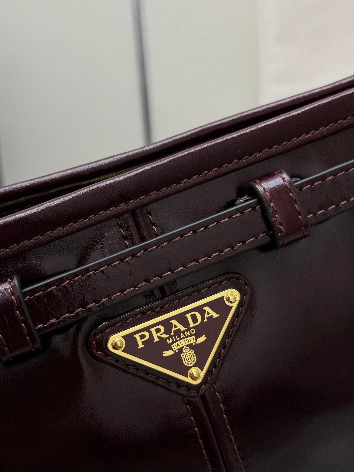 PRADA 25S BONNIE SMALL SHOULDER BAG 26 IN BURGUNDY GLOSSY CALFSKIN GOLD HARDWRE