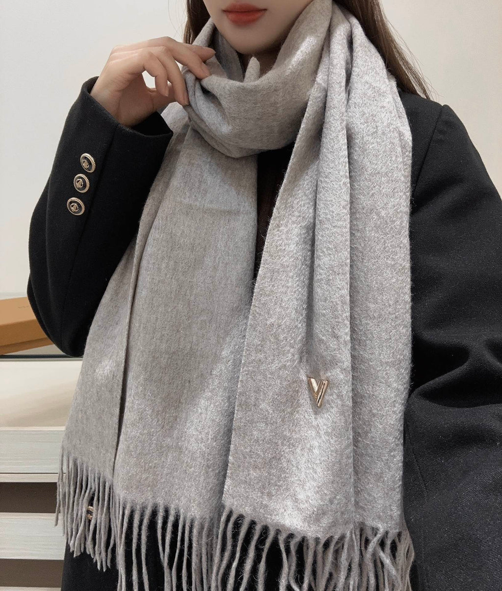 LOUIS VUITTON SCARF 200 CM IN PALE GRAY CASHMERE WITH GOLD LOGO 393102