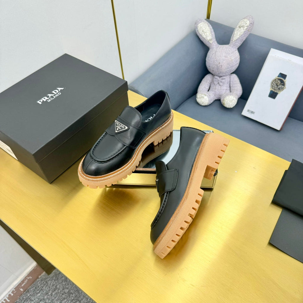 PRADA LOAFER WITH TRIANGLE LOGO IN BLACK CALFSKIN