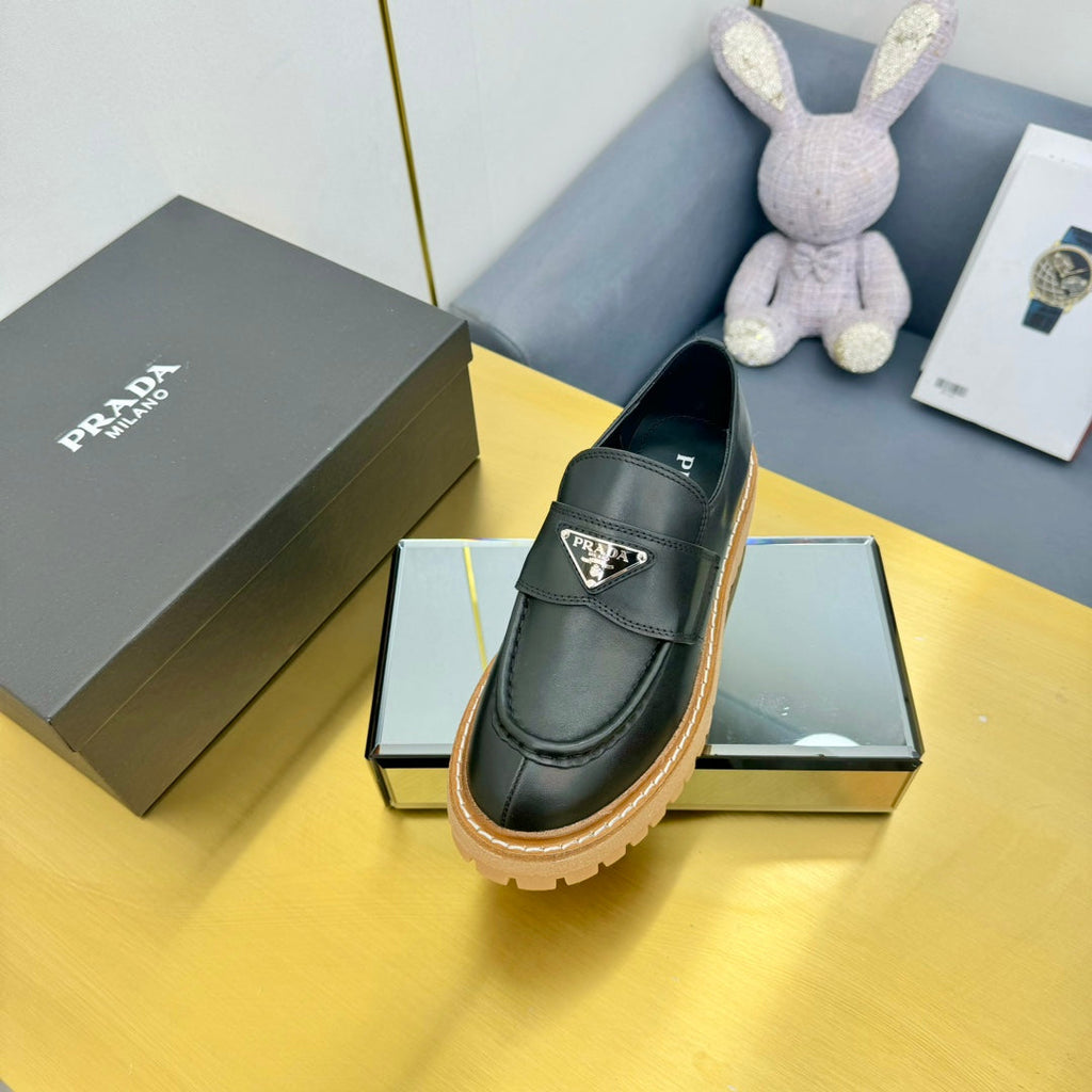 PRADA LOAFER WITH TRIANGLE LOGO IN BLACK CALFSKIN