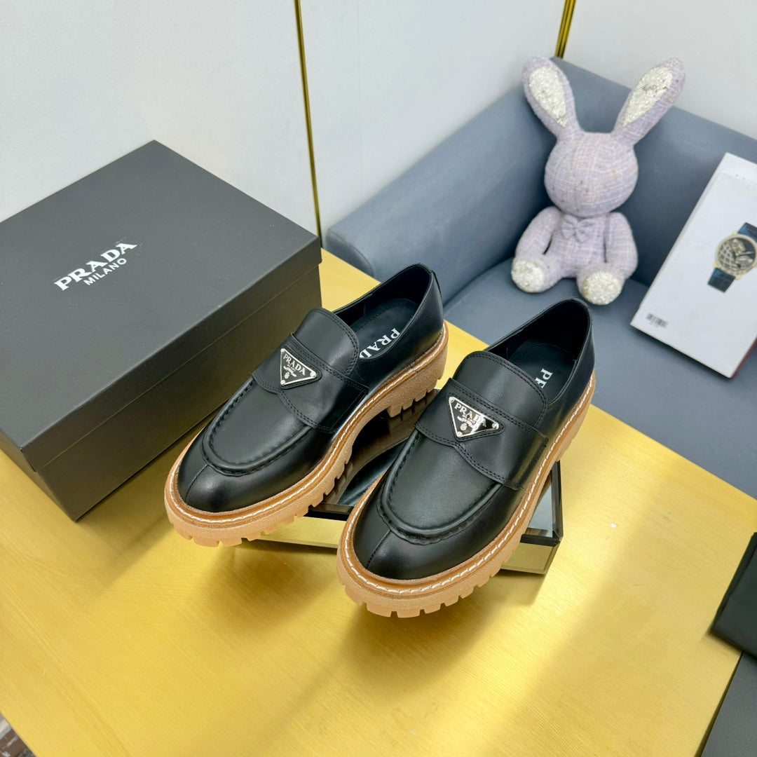 PRADA LOAFER WITH TRIANGLE LOGO IN BLACK CALFSKIN