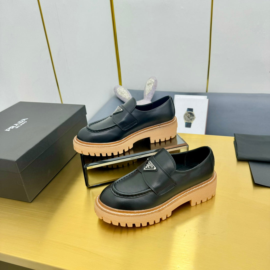 PRADA LOAFER WITH TRIANGLE LOGO IN BLACK CALFSKIN