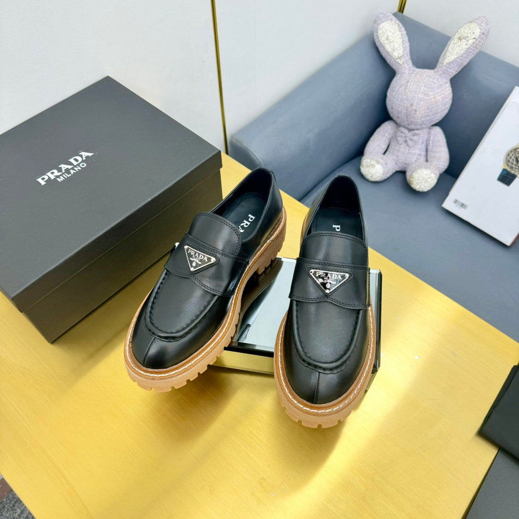 PRADA LOAFER WITH TRIANGLE LOGO IN BLACK CALFSKIN
