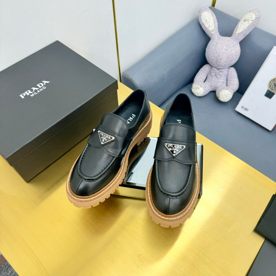 PRADA LOAFER WITH TRIANGLE LOGO IN BLACK CALFSKIN