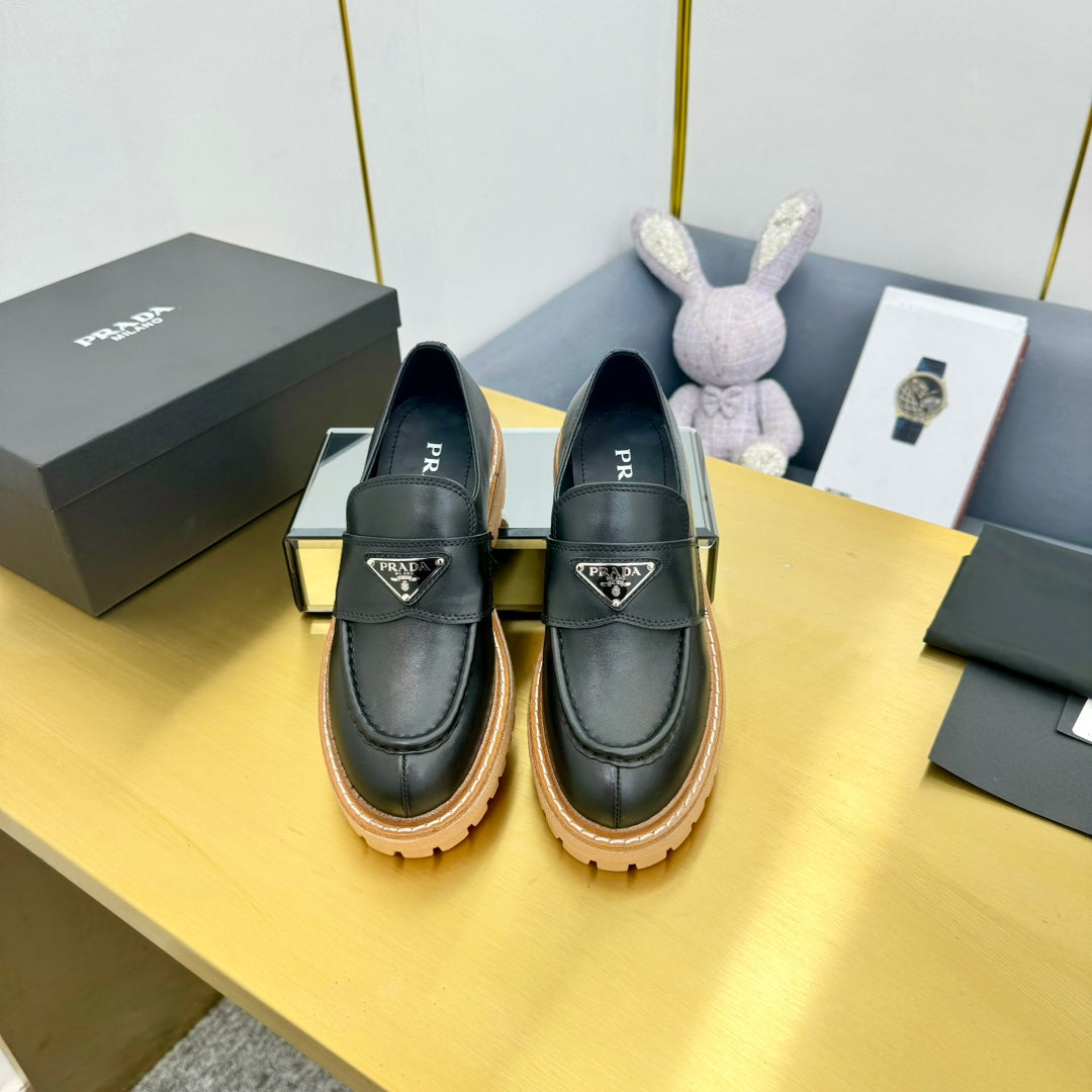 PRADA LOAFER WITH TRIANGLE LOGO IN BLACK CALFSKIN