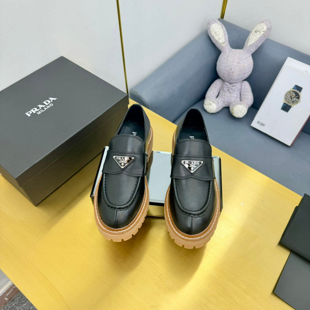 PRADA LOAFER WITH TRIANGLE LOGO IN BLACK CALFSKIN