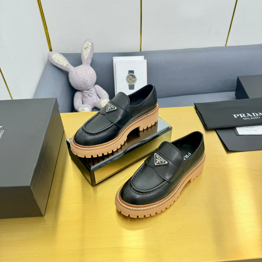 PRADA LOAFER WITH TRIANGLE LOGO IN BLACK CALFSKIN