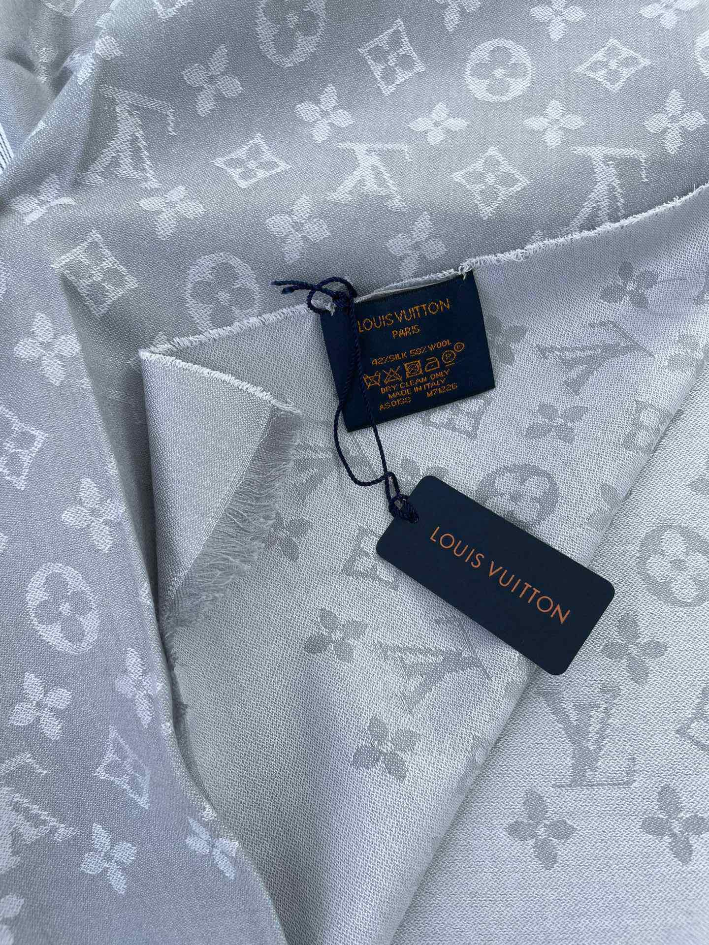 LOUIS VUITTON MONOGRAM SCARF 200 CM IN LIGHT GRAY CASHMERE AND SILK 388079