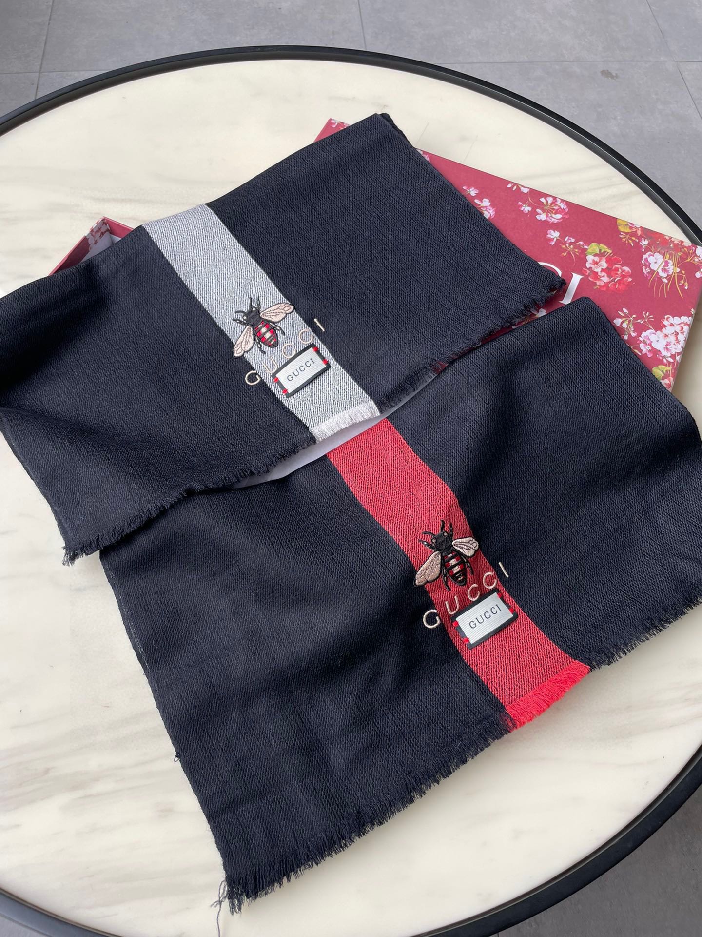 GUCCI SCARF 200 CM IN BLACK MIX RED CASHMERE WITH EMBROIDERED BEE 407516
