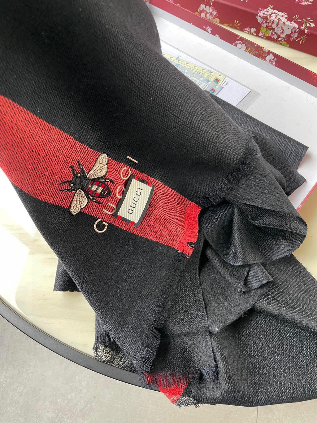 GUCCI SCARF 200 CM IN BLACK MIX RED CASHMERE WITH EMBROIDERED BEE 407516
