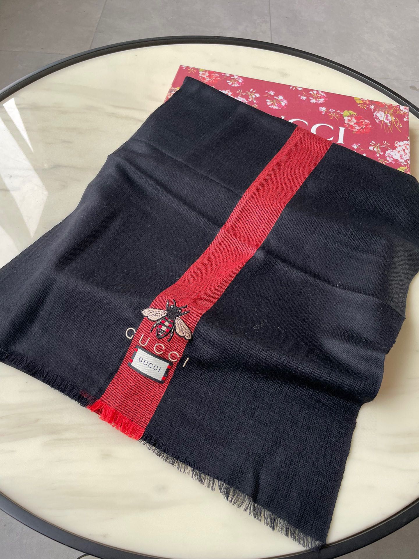 GUCCI SCARF 200 CM IN BLACK MIX RED CASHMERE WITH EMBROIDERED BEE 407516
