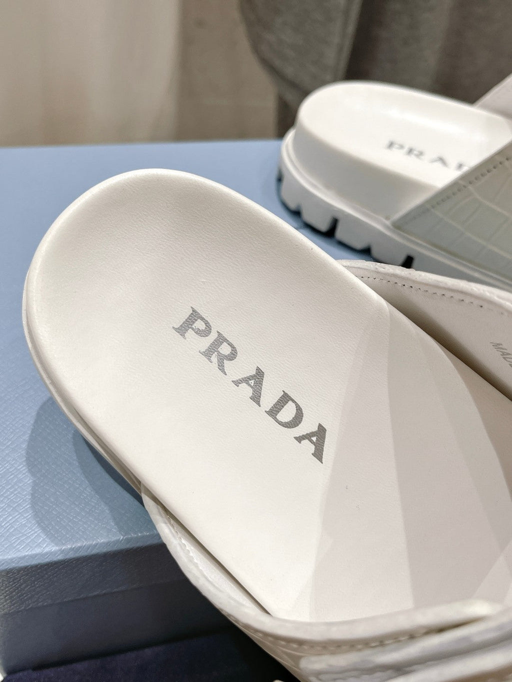 PRADA CROCODILE LEATHER MOTIF SANLS WHITE CALFSKIN