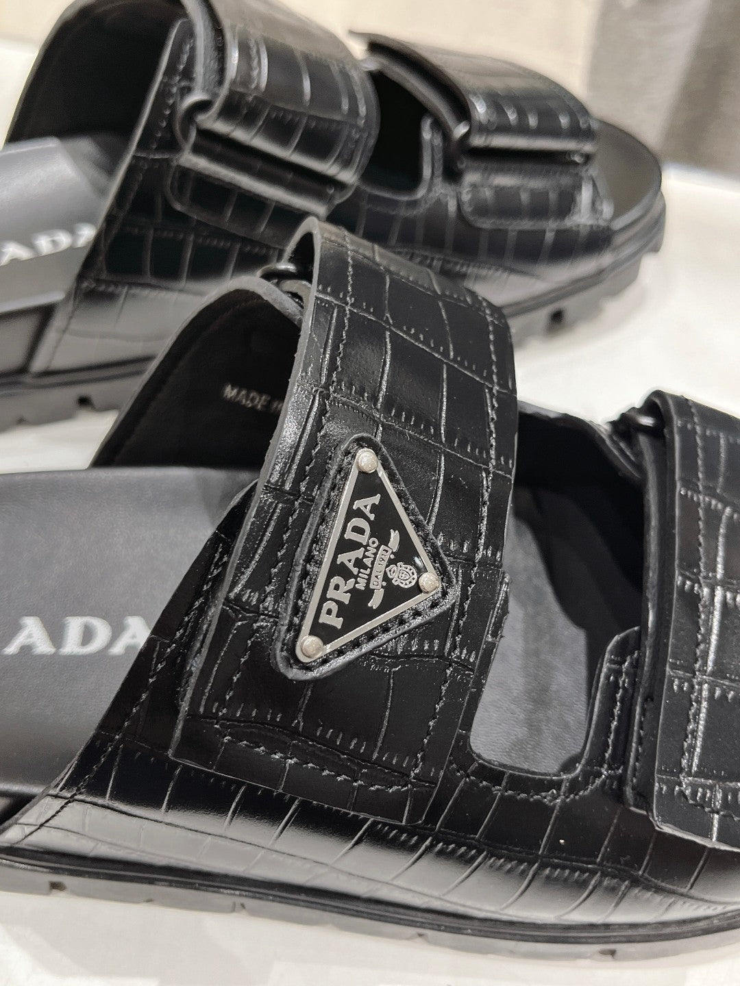 PRADA CROCODILE LEATHER MOTIF SANLS BLACK CALFSKIN