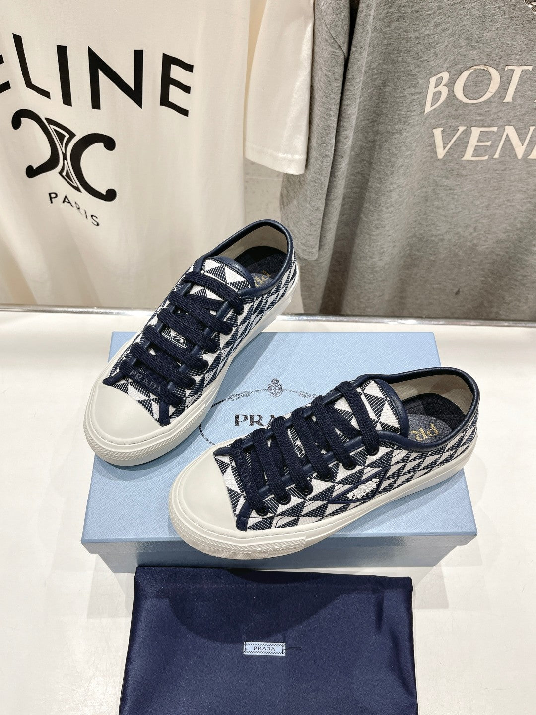 PRADA PRINTED COTTON SNEAKERS WHITE AND BLACK TRIANGLE CANVAS